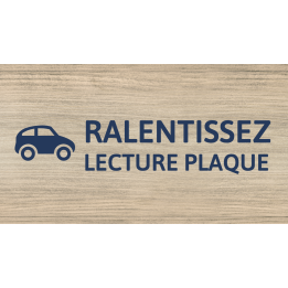 Panneau Ralentissez — lecture de plaque
